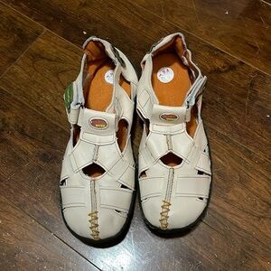 EUC TMA EYES
TMA EYES Women's Hook and Loop Closed-Toe Leather Sandal size 9